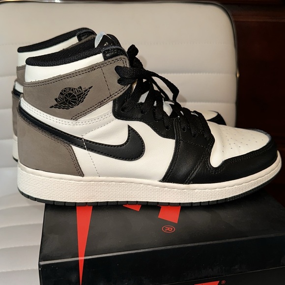 Nike Jordan 1 Retro High - Dark Mocha (GS) - Picture 5 of 12